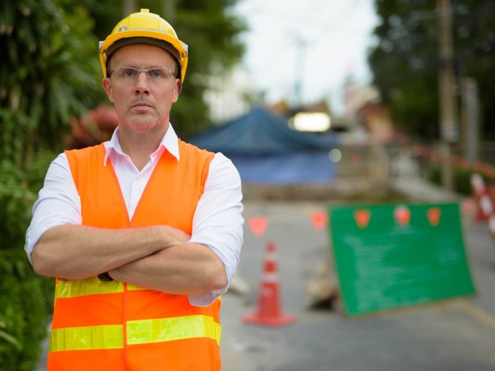 mature-man-construction-worker-at-the-construction-site-in-the-c-2.jpg construção de barracões